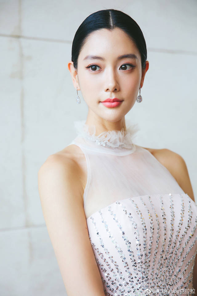 香烟烟雾中的女人